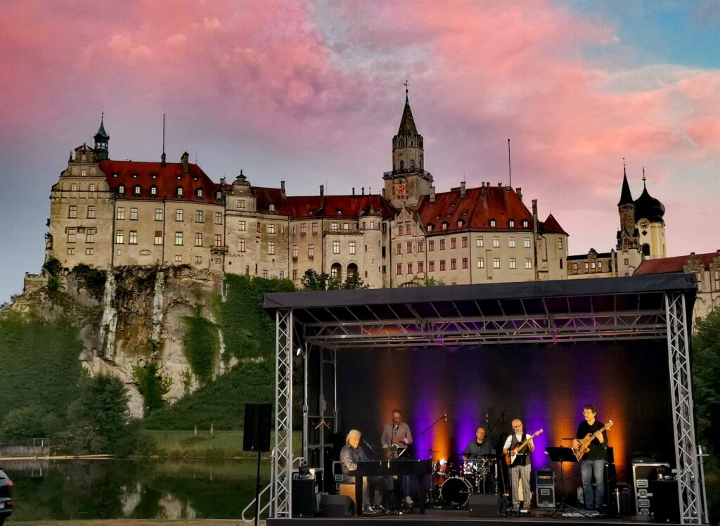 Konzert auf der Donaubühne, dahinter das Schloss Sigmaringen